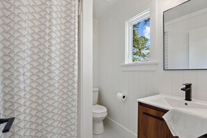 Shower, hair dryer, towels, soap - Gourment kitchen, billards, faboulous living, minutes downtown/airport/beaches (Charleston)