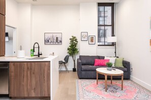 TV - Colorful 1 BR Walk to Penn Station-Great Location (Newark)