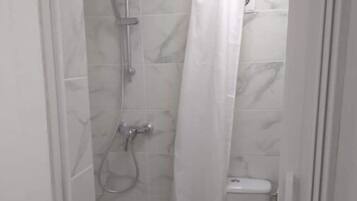 Een douche, een haardroger, zeep, shampoo