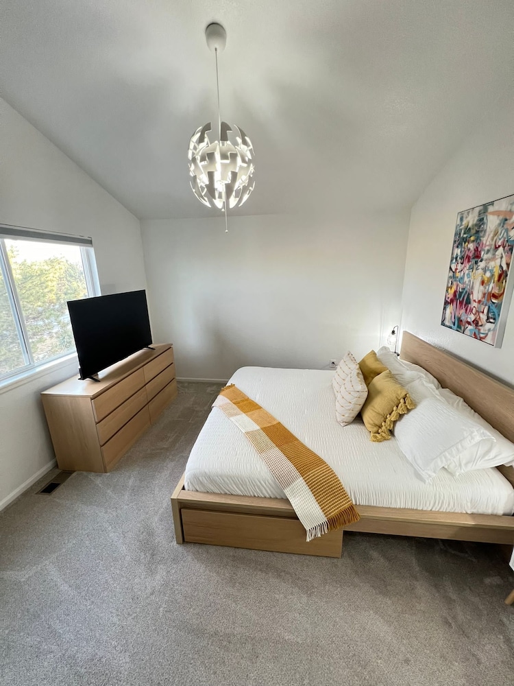 Beautiful/ Delightful home in Lone Tree! Familysized home with a