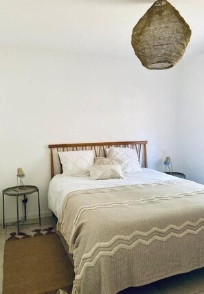 8 bedrooms, WiFi, bed sheets