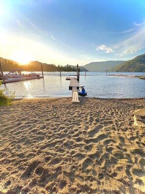 Plage, chaises longues, serviettes de plage