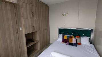 1 soveværelse, pengeskab på værelset, skrivebord, strygejern/strygebræt