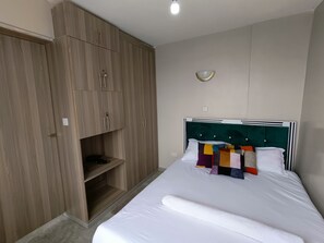 1 Schlafzimmer, Zimmersafe, Schreibtisch, Bügeleisen/Bügelbrett