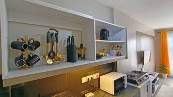 Køleskab, mikrobølgeovn, kogeplade, elkedel