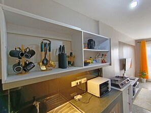 Kühlschrank, Mikrowelle, Herdplatte, Wasserkocher