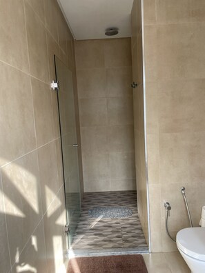 Comfort Apartment | Bathroom | Rainfall showerhead, hair dryer, towels - La Perle à Marsa Plage  (La Marsa)