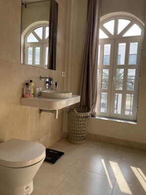 Comfort Apartment | Bathroom | Rainfall showerhead, hair dryer, towels - La Perle à Marsa Plage  (La Marsa)