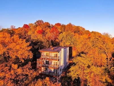 Unmatched City View! King Bed, 2BR Apt. Free Parking!