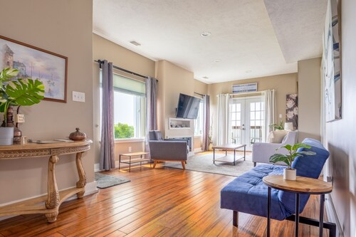 Unmatched City View! King Bed, 2BR Apt. Free Parking!