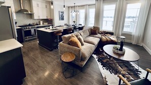 Un appartamento moderno con cucina, zona living e ampie finestre.