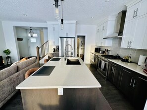 冰箱、微波炉、烤箱、炉灶