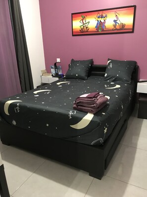 3 chambres, fer et planche à repasser, Wi-Fi, draps fournis