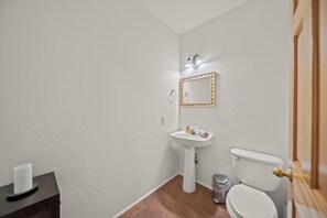 Secadora de cabello, toallas, jabón, shampoo 