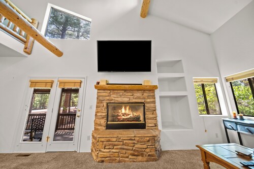 Relaxing mountain retreat experience in this large cozy townhome. FOREST ACCESS