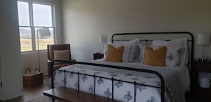 1 bedroom, free WiFi, bed sheets - Quiet Retreat at Maplewood Hollow! (College Grove)