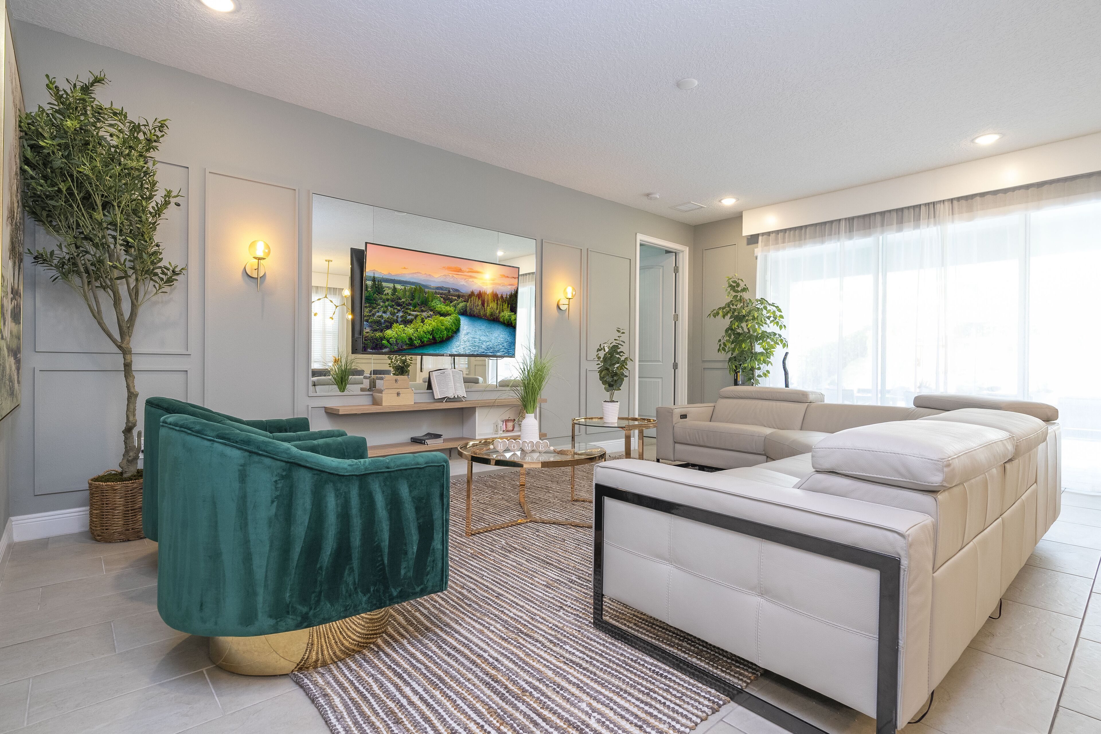 Ein modernes Wohnzimmer mit einer Couch, einem Fernseher und einem Couchtisch.