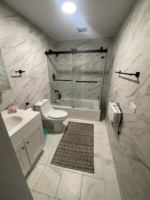 Towels, soap, shampoo, toilet paper - Beautiful House for Vacation and Life (Shenandoah)