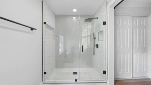 Dusche, Haartrockner, Bidet, Handtücher