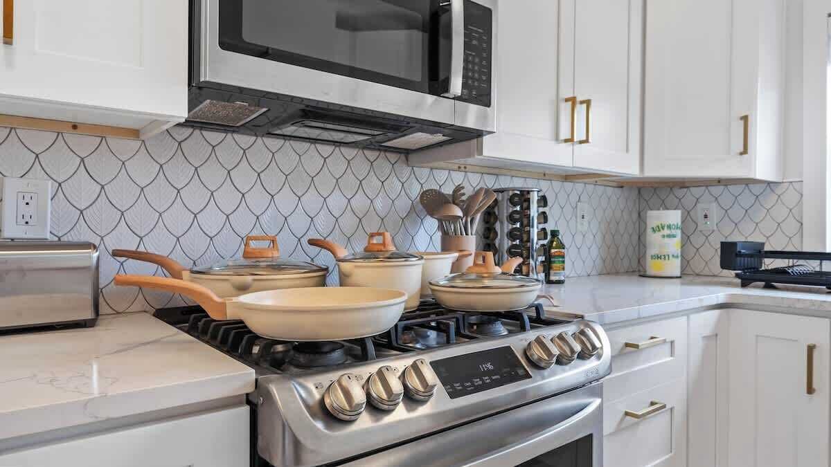 Kühlschrank, Mikrowelle, Ofen, Herdplatte