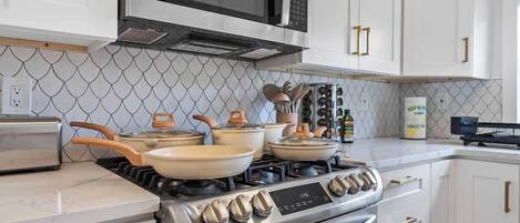 Kühlschrank, Mikrowelle, Ofen, Herdplatte