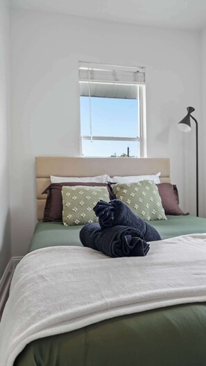 4 habitaciones, escritorio y tabla de planchar con plancha 