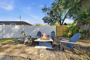 Property grounds - Firepit, Outdoor Dining, BBQ + Fully Fenced Yard! (Tampa)