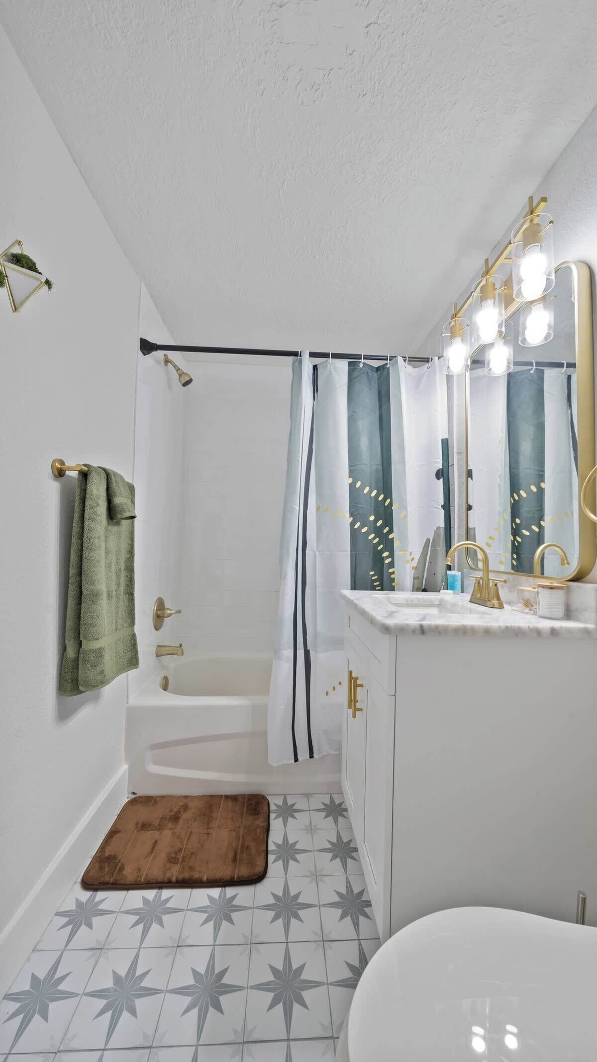 Douche, sèche-cheveux, serviettes fournies, shampoing