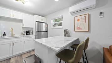 Geladeira, micro-ondas, fogão, cooktop