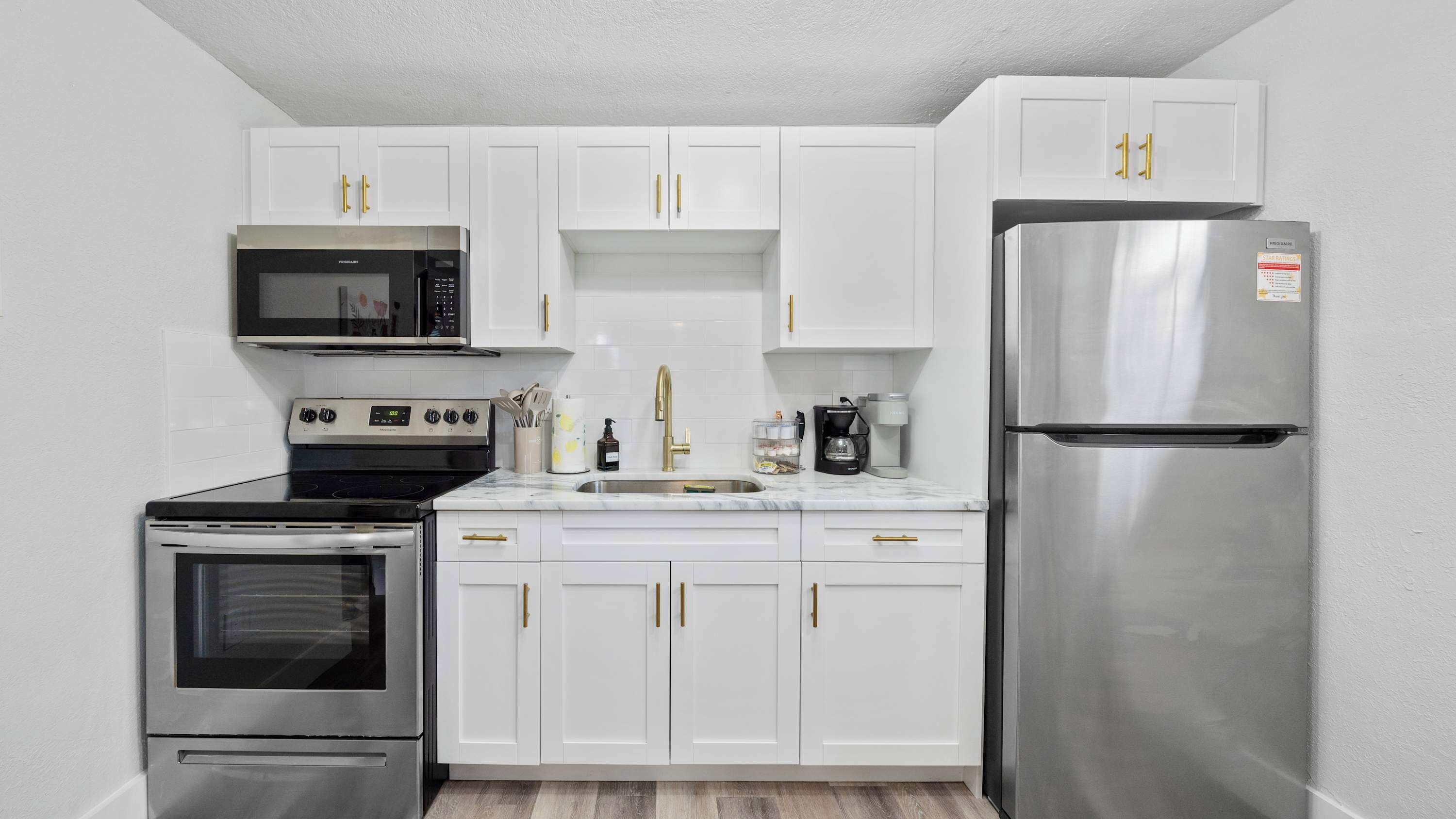 Een koelkast, een microgolfoven, een oven, een kookplaat