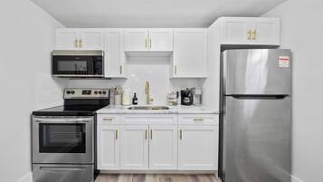 Geladeira, micro-ondas, fogão, cooktop