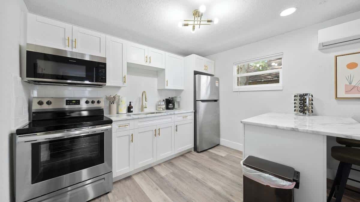 Kühlschrank, Mikrowelle, Ofen, Herdplatte