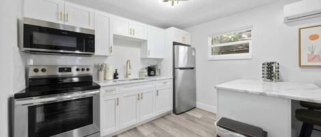 Refrigerador, microondas, horno y parrilla de estufa