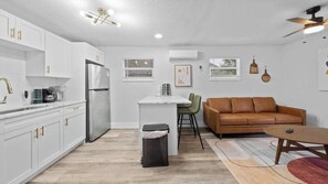 TV, offices - Modern Retro Themed Home Close to Coffee and Food! (Tampa)