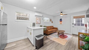 TV, offices - Modern Retro Themed Home Close to Coffee and Food! (Tampa)
