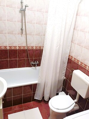 Haartrockner, Handtücher, Seife, Toilettenpapier