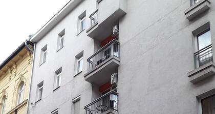 Semmelweis Egyetem mellett, önålló garzonlakås csendes utcåban, ingyen wi-fi-vel