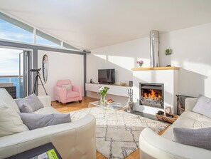 Fireplace - 3 bedroom accommodation in Downderry (Downderry)