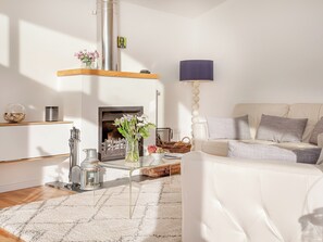 TV, fireplace - 3 bedroom accommodation in Downderry (Downderry)