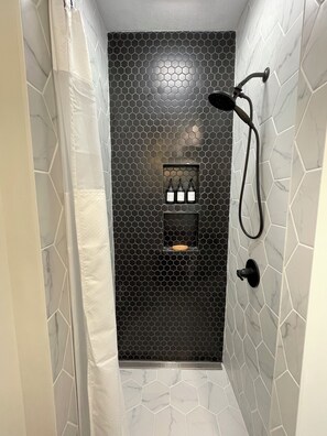 Chuveiro, secador de cabelo, toalhas de banho, sabonete