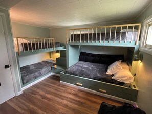 3 bedrooms, desk, iron/ironing board, WiFi