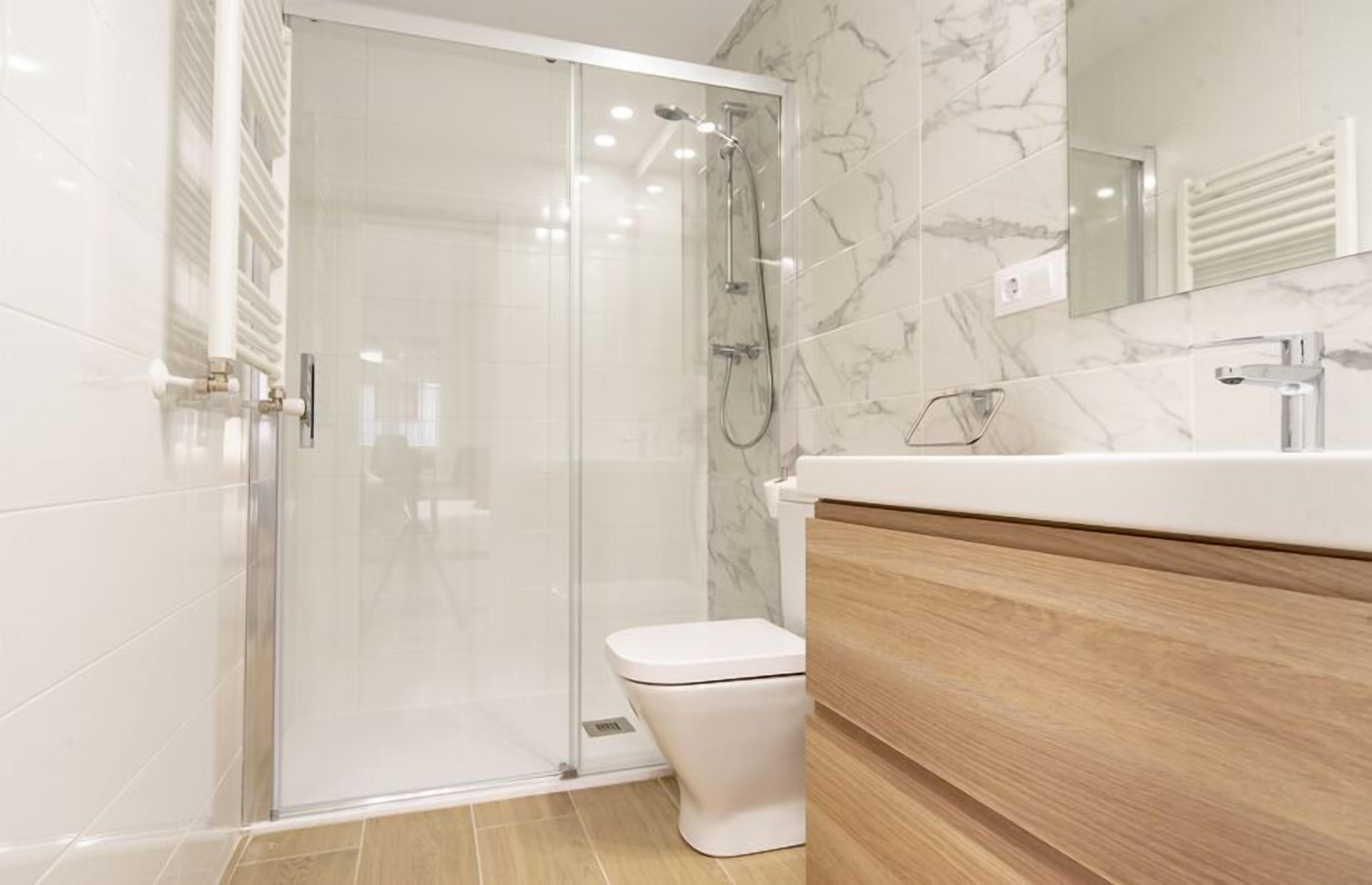 Secador de pelo, toallas, jabón y champú