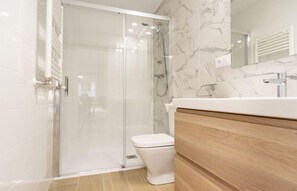 Secador de pelo, toallas, jabón, shampoo