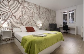 スタンダード ダブルルーム | セーフティボックス (室内)、デスク、防音設備、WiFi (無料)