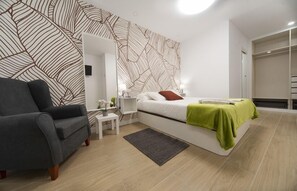 Caja de seguridad en la habitación y escritorio 