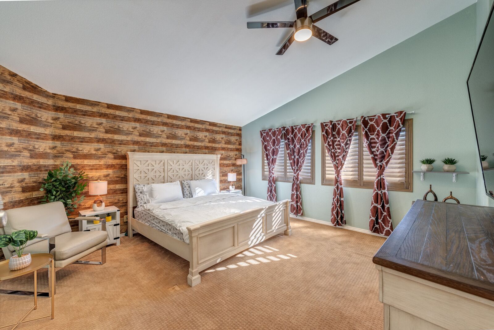 4 室のベッドルーム、デスク、アイロン / アイロン台、WiFi (無料)