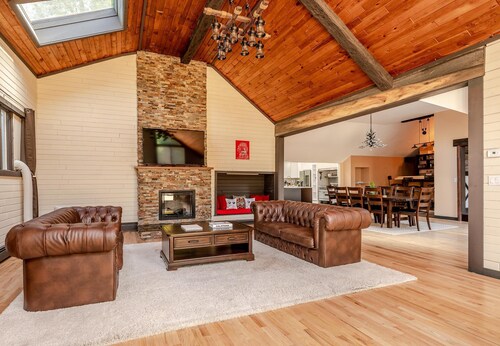 Upstate Historical Artist Villa w/ firepit, pool and close to Candlewood Lake CT