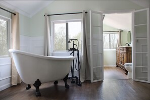 Hiustenkuivaaja, pyyhkeet, saippua, vessapaperi