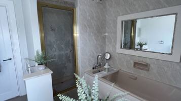 Apartamento | Banheiro | Chuveiro, secador de cabelo