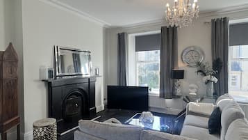 Apartemen | Area keluarga | TV layar datar